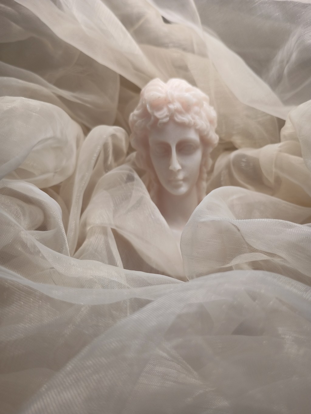 Distraite par Éros / Distracted by&nbsp;Eros